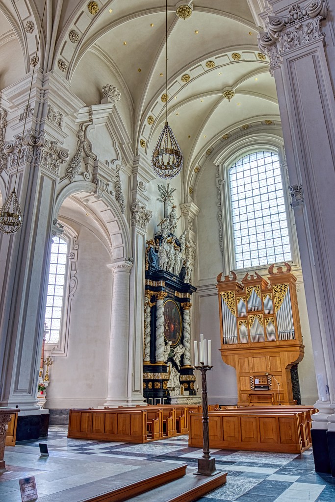 HDR Abbaye Abdij van Averbode religie reliogion belgie belgique kerk eglise spiegelvijver klooster kerkfotografie kathedraal rooms katholiek
